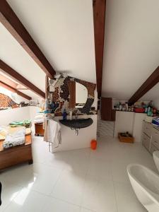 a large bathroom with a sink and a counter at Toni's in Pianillo