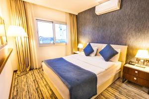Postel nebo postele na pokoji v ubytování Port View Hotel