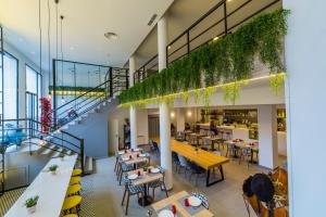 A restaurant or other place to eat at Hospedium Hotel Cañitas Maite Gastronómico
