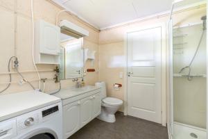 a bathroom with a sink toilet and a mirror at Nordic Stay in Grimstad