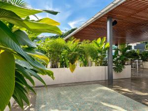 a patio with a fence with plants and a table at Capybara Hostel - Boutique hostel in Villavicencio