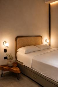 a bedroom with a bed with two lamps and a table at Capybara Hostel - Boutique hostel in Villavicencio