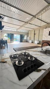 a black stove top on a counter in a room at Top festas in Campinas