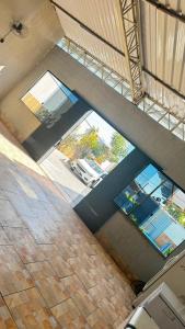 an overhead view of a building with windows and a street at Top festas in Campinas
