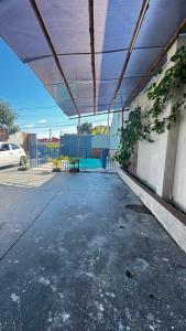 an empty parking lot in a building with awning at Top festas in Campinas