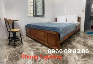 a bedroom with a bed with a chair and a desk at ĐỨC ANH HOTEL Bảo Lạc in Bảo Lạc