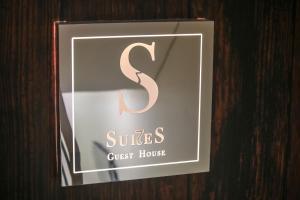 カスカイスにあるSuites Guest Houseの壁掛けのゲストハウス