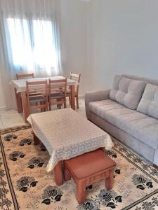a living room with a couch and a table at Le gîte in Tefeschoun