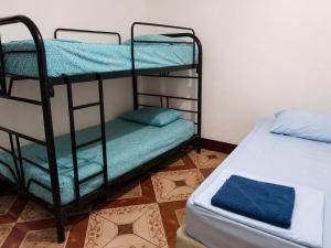 a room with two bunk beds and a bed at EL Viajero ll in Estelí
