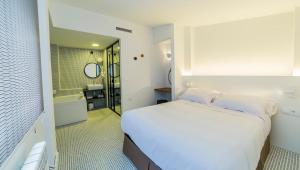 A bed or beds in a room at Hospedium Hotel Cañitas Maite Gastronómico