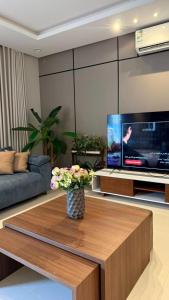 a living room with a tv and a coffee table at شاليهات دبليو العمارية in Al ‘Ammārīyah +7 photos
