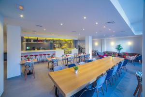 A restaurant or other place to eat at Hospedium Hotel Cañitas Maite Gastronómico