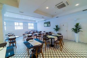 A restaurant or other place to eat at Hospedium Hotel Cañitas Maite Gastronómico