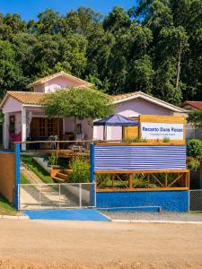 a house with a blue fence in front of it at Recanto Duas Rosas in Venda Nova do Imigrante