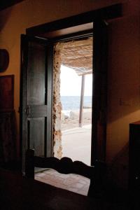 マルツァメミにあるAgosud Casa vacanzeのビーチを望む開放的なドア