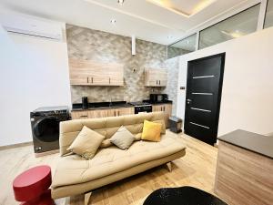 a living room with a couch and a kitchen at Appartement à Cotonou in Cotonou +11 photos