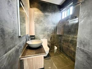 a bathroom with a bowl sink and a toilet at Appartement à Cotonou in Cotonou