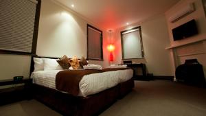 Cama ou camas em um quarto em The Burwood Inn