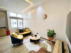 a living room with a couch and a table at Appartement à Cotonou in Cotonou
