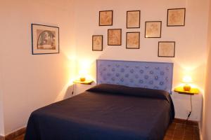 マルツァメミにあるAgosud Casa vacanzeのベッドルーム1室(青いベッド1台、ランプ2つ付)