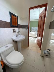 a bathroom with a toilet and a sink at Ain Karem in Tuxtla Gutiérrez