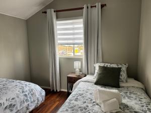 a bedroom with a bed and a window at Casa 2 dormitorios - Punta Arenas - Río Seco in Punta Arenas