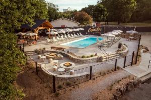 an overhead view of a swimming pool with tables and chairs at The Ozarker Lodge in Branson