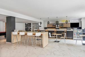 a kitchen with a bar with stools in it at Fiesta Inn Express Perinorte in Mexico City