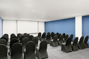 an empty room with chairs in a room at Fiesta Inn Express Perinorte in Mexico City +22 photos