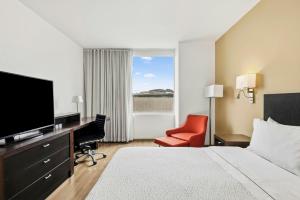 a hotel room with a bed and a desk and a television at Fiesta Inn Express Perinorte in Mexico City