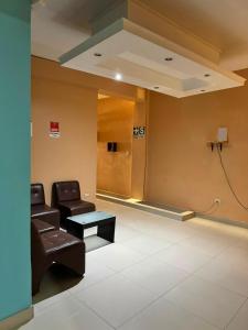 a waiting room with two chairs and a table at Hotel Confort Amazónico in Iquitos