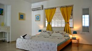 מיטה או מיטות בחדר ב-Parrot Villa