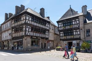 a group of people walking in front of a building at La maison verte in Ploeuc