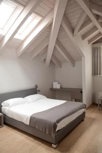 Postel nebo postele na pokoji v ubytování Hotel Di Varese + 37 fotografií