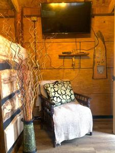 a living room with a chair and a tv at La rustica in Castro