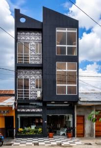 a black house with a stone facade at Hotel Confort Amazónico in Iquitos