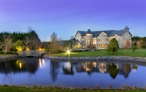 een groot huis met een vijver ervoor bij Castledale in Sligo