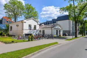 un grupo de bicicletas estacionadas frente a un edificio en Rodante Apartments, en Druskininkai