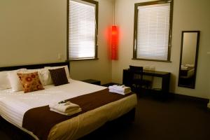 Una cama o camas en una habitación de The Burwood Inn