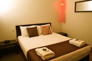 Una cama o camas en una habitación de The Burwood Inn
