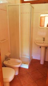 ファヴィニャーナにあるCala Rossa Dreamのバスルーム(シャワー、トイレ、シンク付)