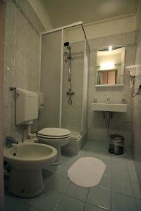 クルゾーネにあるAlbergo Ristorante La Bussolaのバスルーム(トイレ、シャワー、シンク付)