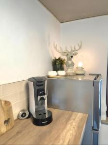 a coffee maker sitting on top of a counter at Wohnung beim Kodderey ruhig und herzlich in Neuhof