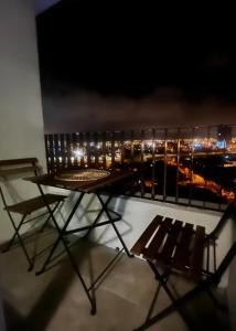 a table and chairs on a balcony with a city skyline at Despierta con una vista impecable cada mañana in Coquimbo