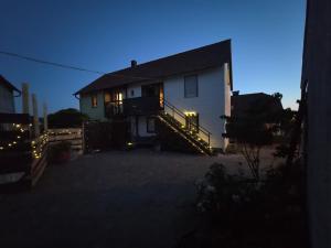 a house with lights on the front of it at Wohnung beim Kodderey ruhig und herzlich in Neuhof