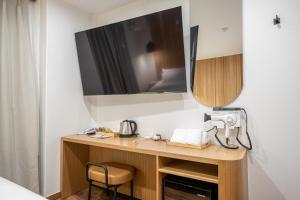 a room with a sink and a mirror at 구리 호텔 옐로 in Guri