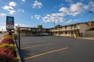 an empty parking lot in front of a building at Anchor Bay Inn near Winchester Bay in Reedsport