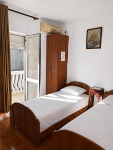 two beds in a room with a window at Apartments Buena Vista in Ulcinj