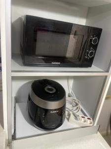 a toaster oven sitting on top of a shelf at 행운외국인여성전용게스트하우스 in Pup'yŏng-yŏk
