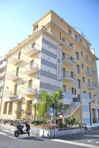 un edificio con una moto aparcada delante de él en Hotel Europa, en San Bartolomeo al Mare